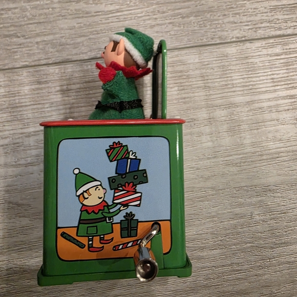 Hallmark Pop! Goes the Elf Jack-in-the-Box - Green and Red - Picture 3 of 6